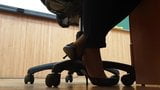 Müde Strumpfhosen-Lehrerin spielt mit High Heels snapshot 7