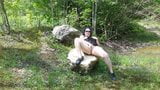 Nyara, pute coquine, se masturbe et jouit dans un parc snapshot 1