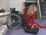 Sexy parapléjica dentro y fuera de la silla de ruedas snapshot 22