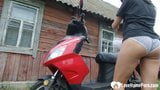 Байкерська дівчина мастурбує на своєму червоному мотоциклі snapshot 3