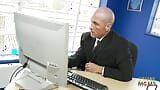 Tio calvo follando con una secretaria rubia en la oficina snapshot 2