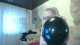 Para los looners: soplar un gran globo negro snapshot 6