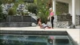 Sesi yoga di tepi kolam snapshot 3