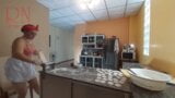 Нудистська економка Регіна Нуар готує на кухні. гола покоївка робить вареники. голі кухарі. бюстгальтер 1 snapshot 4