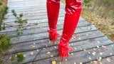 Lady l cammina con stivali sexy estremi rossi. snapshot 12