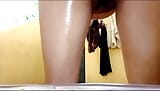 Una bellissima ragazza pakistana mostra il suo corpo mentre si fa il bagno snapshot 15