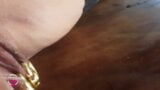 Nippleringlover - milf cachonda frotando el coño mojado perforado en el tronco de madera, enormes anillos en los pezones, encadenados, pezones extremadamente perforados snapshot 16