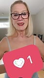 Oudere stiefmoeder Danielle Dubonnet toont haar tieten aan een fan op camera snapshot 4