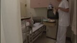 Infirmière mature pendant le service de nuit 2 - une infirmière frustrée entre en chaleur au milieu de la nuit snapshot 2