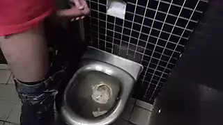 Zakar yang sedap menembak sperma di dinding di bilik air dan di ...