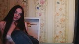 Schattige langharige brunette striptease, borstelen, lang haar snapshot 23