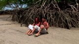 Marcia de tetas naturales follada en la playa snapshot 2