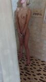 Une adolescente sexy se masturbe sous la douche snapshot 9