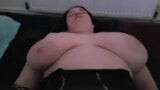 Sexy bbw milf vrouw van Preston speelt met enorme tieten en wordt gevingerd snapshot 9