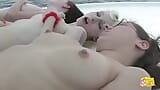 Drie geile amateur-lesbiennes beffen elkaars kutjes en masturberen tijdens een boottocht snapshot 14