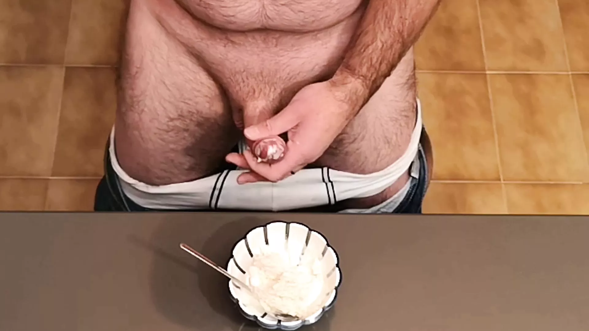 페드로 자위 후 핫한 아이스크림과 함께 먹는 Cicci77! | xHamster