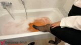 La secrétaire et le patron s'amusent dans la baignoire mouillée - salope d'affaires snapshot 2