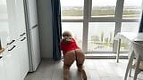 Sexy milf lavó la ventana y quería ser follada en su gran culo snapshot 2