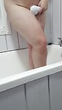 Мачеху застукали обнаженной в ванной, моет свое тело перед пасынок snapshot 9