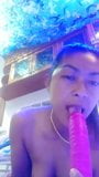 Thai Frau liebt den Dildo in Muschi und Arsch snapshot 3