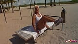 Sportieve blonde milf krijgt een eiwitshake rechtstreeks uit de bron na een jog snapshot 1