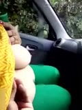 Une patronne indienne baise dans une voiture snapshot 7