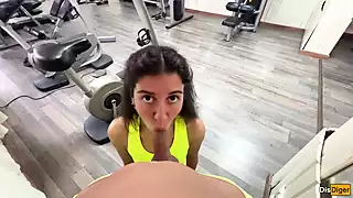 जिम में फटाफट सेक्स - जोखिम भरी चुदाई ...