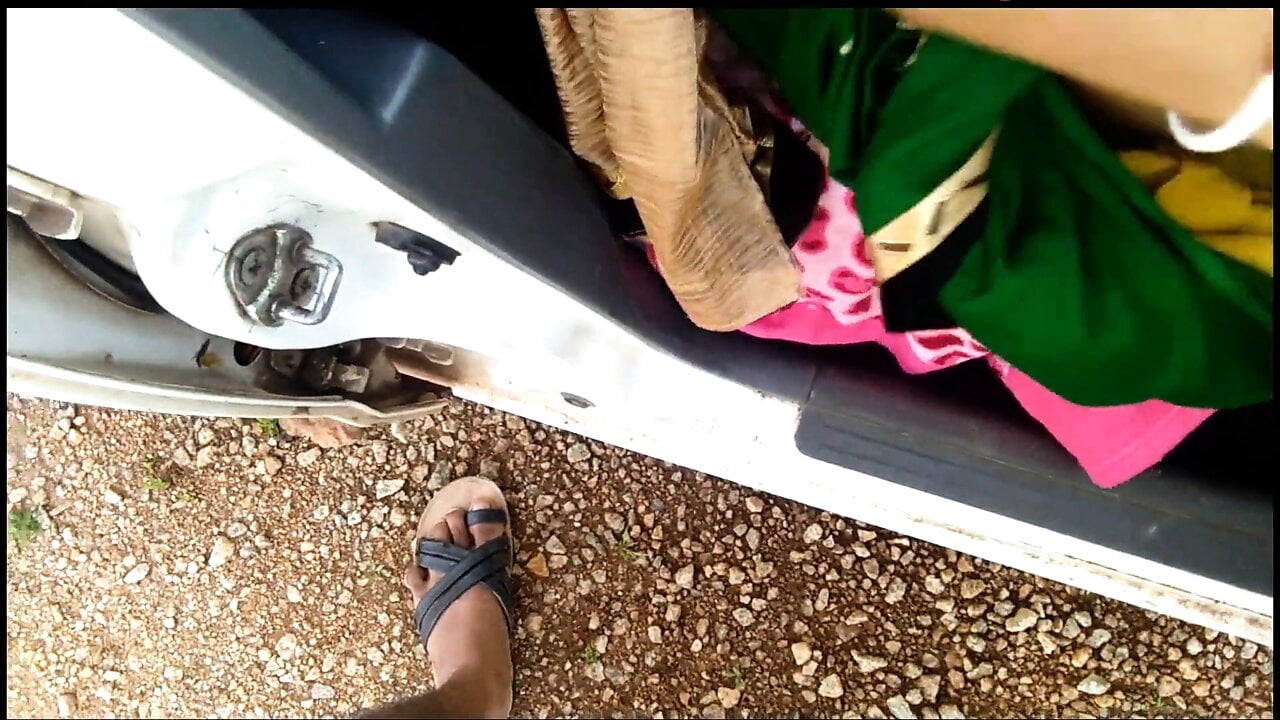 Car me bhabhi ko letake pela jor se