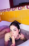 Camgirl chupando una polla en el jacuzzi snapshot 8