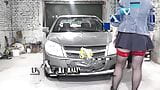 Milf rubia desnuda en el taller de reparación de automóviles repara el auto del cliente. sin bragas debajo de la falda. sin sujetador sin bragas en público milf snapshot 1