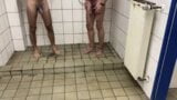 Maîtres pieds et pisse 2 - plaisir dans la salle de bain, après le travail snapshot 9