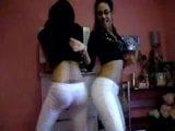 Twee latina's buit dansen. controleer je lul jongens ... snapshot 2