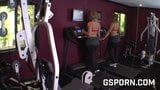 Hete lesbiennes milf neuken in de sportschool snapshot 1