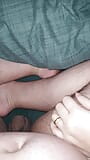Glijdt stiefmoeders hand op de lul van stiefzoon of niet??? snapshot 11