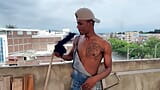 Je baise le maçon à grosse bite noire sur ma terrasse en construction et le fais squirter avec vue sur la ville de Cali Colombia snapshot 4