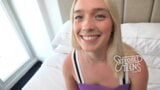 Adolescentă cu părul blond cu ochi albaștri joacă în primul ei film porno snapshot 4