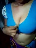 Une tatie indienne montre ses seins snapshot 1