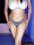 India provoca con sus grandes tetas y su enorme culo snapshot 5