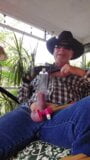 Cowboy -vader pompt pik en knijpt zittend op de achterportiek snapshot 6