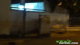 Tuktukpatrol weelderige Aziatische manipuleert heupen tijdens het berijden van lul snapshot 3