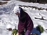 Wanita matang dari Utru. Mereka sangat panas, mereka mencairkan salji di sekeliling mereka -1 snapshot 5