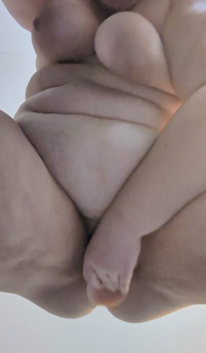 Jiggling BBW Gris knullar en dildo med bröst svängande