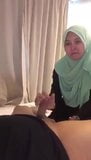 Une fille en hijab suce une bite comme une salope snapshot 5