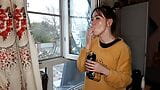 Meia-irmã fuma um cigarro e bebe álcool snapshot 15