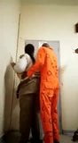 Un prisonnier africain baise un gardien de prison snapshot 5