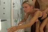 Junge hat eine Dusche mit einer Reifen snapshot 17