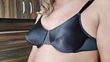 Soutien-gorge noir brillant, seins pointeux snapshot 4