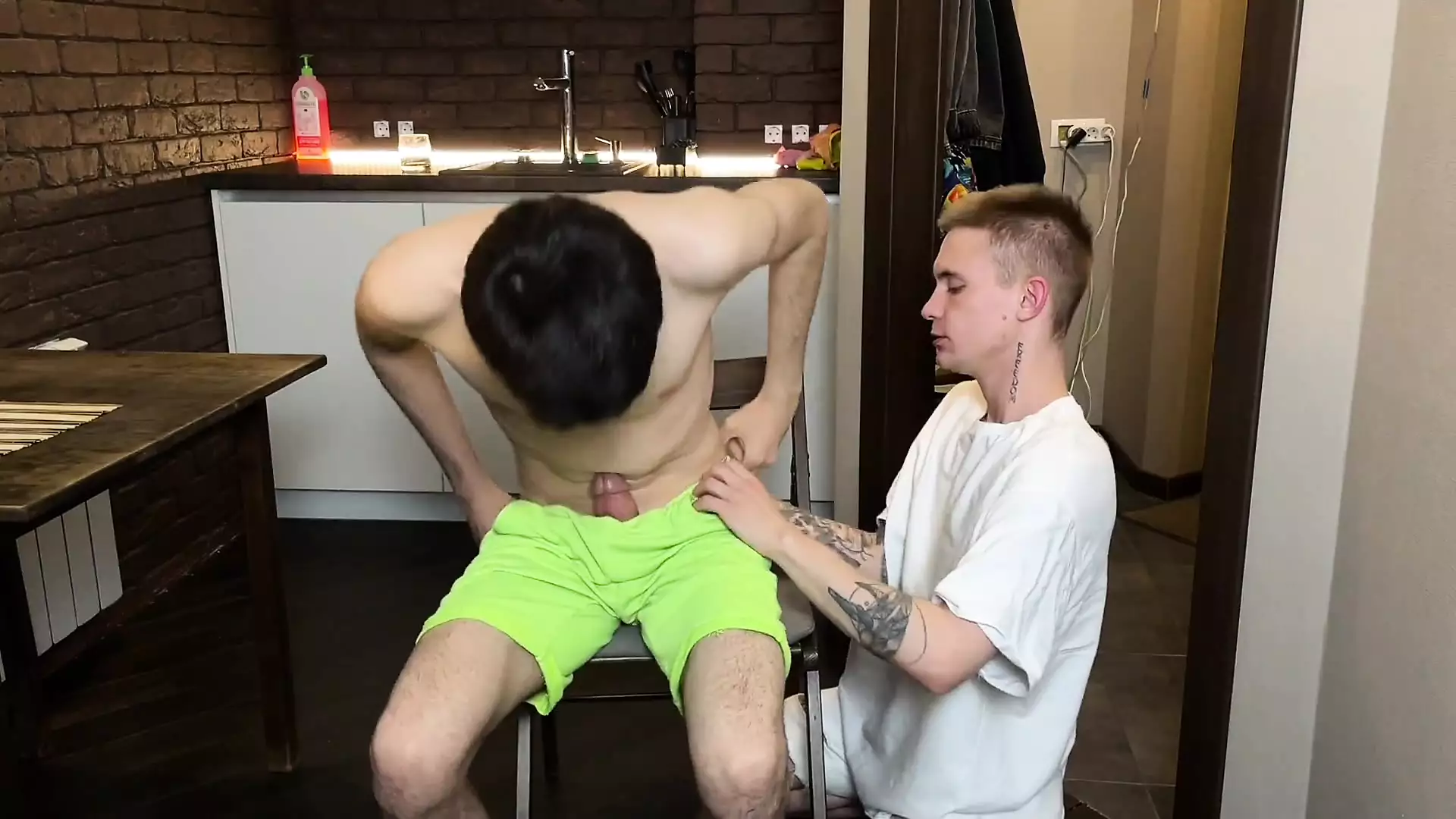 Twink zaprosił faceta z dużym kutasem do wizyty, dał loda i doprowadził go do orgazmu
