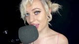 Blondine macht asmr Titten-Massage oben ohne snapshot 1