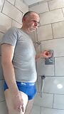 Kudoslong in der Dusche in Slips und T-Shirt strippt und wichst, bis er kommt snapshot 1